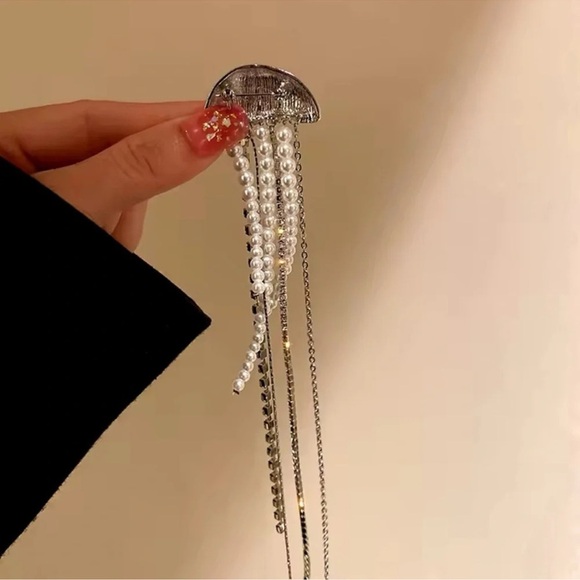 Jellyfish Pearl Crystal Brooch - Picture 5 of 11